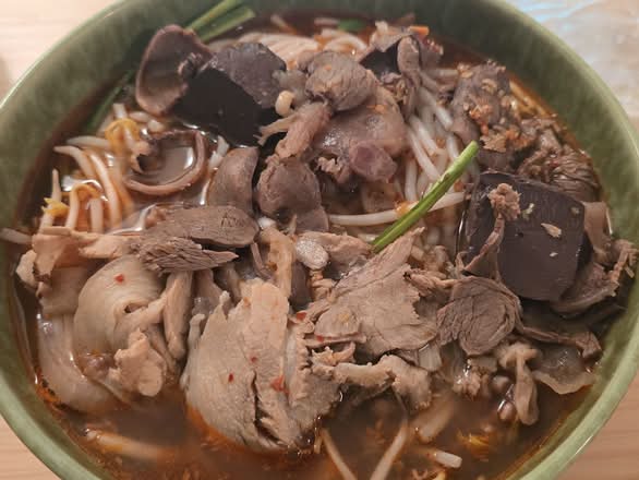 19. Beef Vermicelli Soup 順化式湯檬